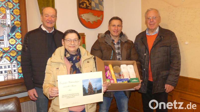 Die Weihnachtsboten des DAGA übergaben Bürgermeister Marcus Gradl und Lucia Fraunholz-Armstrong, zuständig für Personenstandswesen, 30 Pakete für besonders bedürftige Eschenbacher. Bild: rn