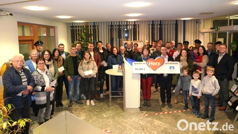 Raiffeisenbank-Geschäftsstellenleiter Michael Haubner und seine Mitarbeiterin Monika Weig (vorne, mit Schild) mit den „Spendenempfängern“ und Regionalmarktleiter Christian Seidl (rechts). Bild: fvo