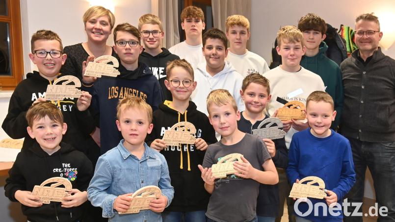 Die Kart-Junioren des NAC Amberg zusammen mit der Vorsitzenden Anja Gebhard (links hinten) und Sportleiter Wolfgang Schmalz (rechts). Clubmeister wurde Manuel Scherer (Dritter von rechts, weißes Shirt). Bild: gf