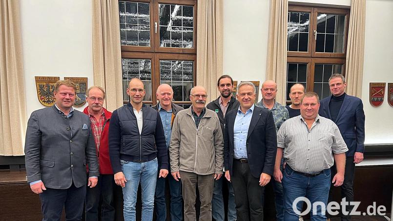 Der neu gewählte Vorstand des Landschaftspflegeverbands mit (von links) Stefan Grillmeier, Wolfgang Schödl, Ely Eibisch, Erwin Möhrlein, Franz Kühn, Josef Schmidt, Roland Grillmeier, Karl Rupprecht, Hermann Pröls, Markus Übelmesser, Thomas Kurzeck. Bild: Landratsamt Tirschenreuth/exb