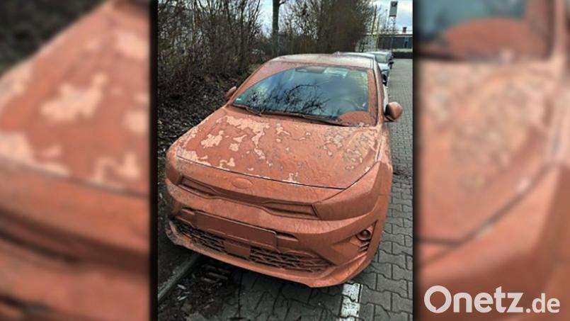 Ein ungewöhnlicher Unfall: Komplett mit Schlamm überzogen wurde dabei das Auto einer Frau aus dem Landkreis Amberg-Sulzbach. Bild: Polizeiinspektion Amberg
