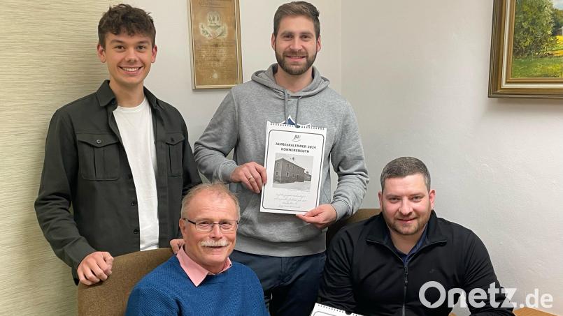 JU-Ortsvorsitzender Benedikt Wenisch, Marius Ulrich (stehend, von links) und Philipp Schwan (sitzend, rechts) überreichten die ersten Exemplare des JU-Kalenders 2024 an Bürgermeister Max Bindl. Bild: JU Konnersreuth/exb