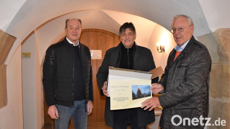 Der deutsche DAGA-Präsident Helmuth Wächter (rechts) und Kassier Herbert Meier (links) gaben den Startschuss zum Verteilen der DAGA-Pakete im Rathaus bei Bürgermeister Edgar Knobloch. Bild: rgr