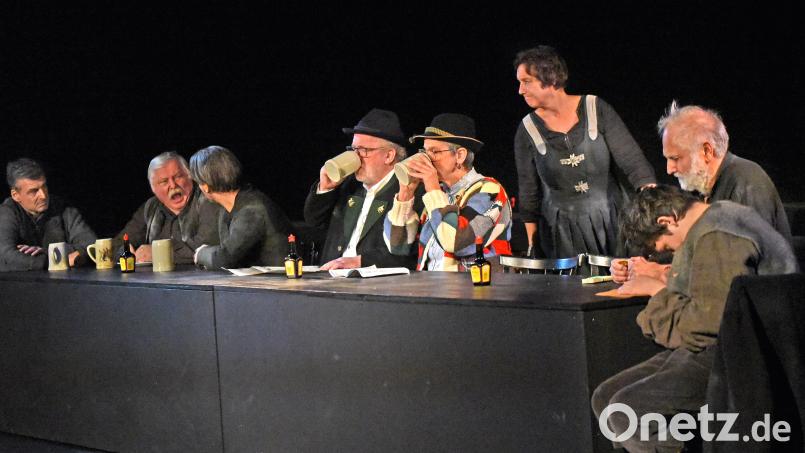 Ein Stammtischgast (Gerhard Kühner, Zweiter von links) macht Stimmung gegen den behinderten Wastl (Luis Meier, von rechts) und den Plattl-Hans ( Reinhard Kausler). Die Gäste (Georg Dippold, Stefan Puhane, Ruppert Grünbauer und Linde Hammer, von links) und die Kellnerin (Waltraud Janner-Stahl) reagieren unterschiedlich darauf. Bild: Tobias Schwarzmeier