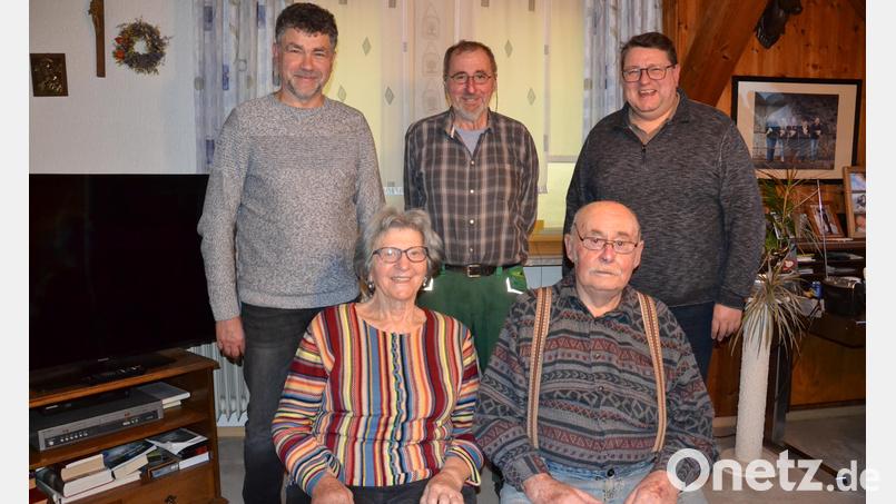 Hans Völkl feiert seinen 85. Geburtstag. Dazu gratulieren seine Frau Margarete sowie sein Sohn Hans (Mitte), Pfarrer Udo Klösel (rechts) und zweiter Bürgermeister Bernhard Rom (links). Bild: gi