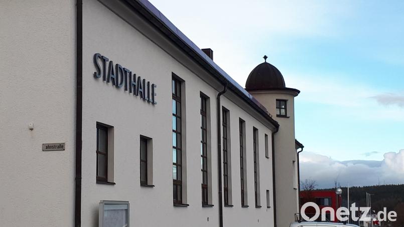 Mit der Stadthalle Waldsassen (Bild) an der Egerer Straße hat Organisator Thomas Bauer aus Weiden eine ideale Ausweichmöglichkeit für sein Clones of Rock-Festival am Samstag gefunden, nachdem die Mehrzweckhalle in Weiden saniert wird und nicht zur Verfügung steht. Bild: pz