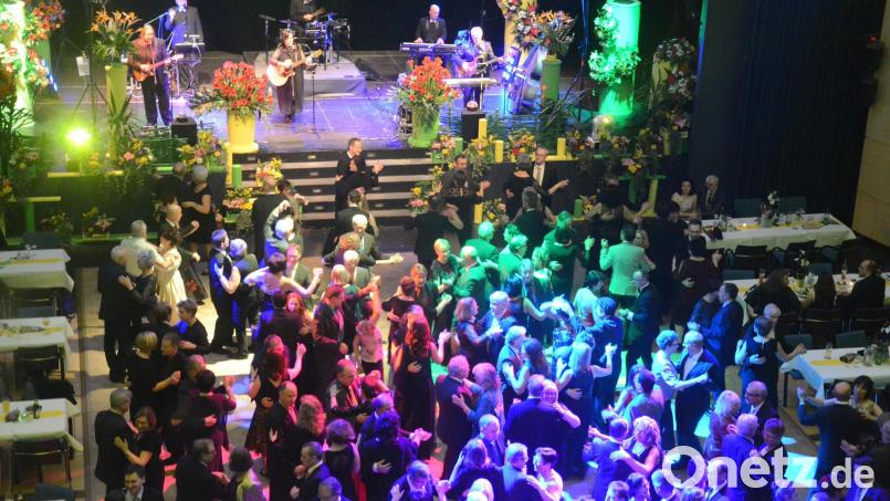 So gediegen ging es bis 2019 in der Max-Reger-Halle beim Blumenball zu, als jeder Corona höchstens für eine Biersorte und nicht für ein tödliches Virus gehalten hat. Archivbild: Kunz