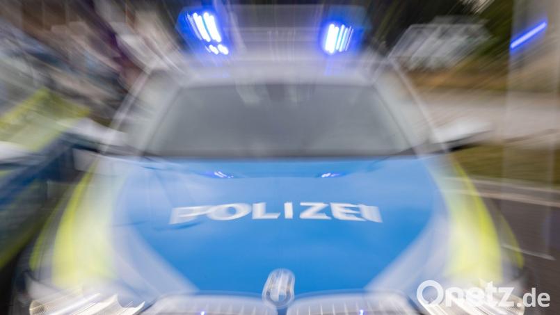 Beamte der Bundespolizei stellten bei Schirnding 24 Kilo verbotene Pyrotechnik sicher. Symbolbild: Daniel Karmann/dpa/Symbolbild