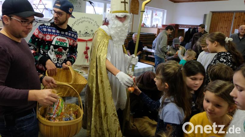 Wieder ist der Nikolausmarkt in der festlich geschmückten Kleintierhalle ein voller Erfolg. Kinder und Erwachsene drängen sich in der geschmückten Halle. Dort gibt es per Los auch Gänse, Enten, Gockerln und Schweineschlegel zu gewinnen. Bild: le