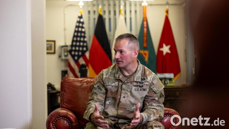 Brigadegeneral Steven P. Carpenter in seinem Büro auf dem Truppenübungsplatz in Grafenwöhr. Von hier aus leitet der 50-Jährige das „7th Army Training Command“. Als ranghöchster Militär des US-Heeres in Bayern (und Baden-Württemberg) trägt er Verantwortung für 47.000 Soldaten und Zivilisten. Bild: Sebastian Scherm