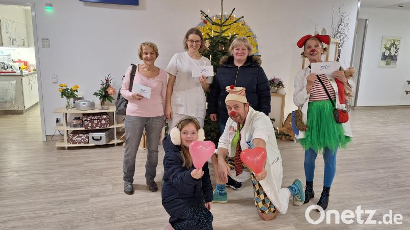 Ortsbäuerin Corinna Schönberger (Zweite von rechts) und Tochter Hannah (vorne) übergeben eine Spende von jeweils 500 Euro an Jutta Harbig, Dr. Stephanie Kuchlbauer (von links) sowie &quot;Dr. Trudi Eierfleck&quot; und &quot;Dr. Beppo&quot;. Bild: Josef Glas