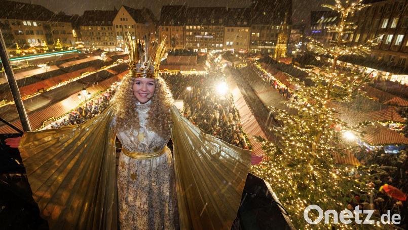 Nelli Lunkenheimer, das neue Nürnberger Christkind, steht nach der offiziellen Eröffnung des Nürnberger Christkindlesmarkts auf der Empore der Frauenkirche. Zuvor eröffnete die 17-Jährige mit dem feierlichen Prolog den Nürnberger Christkindlesmarkt. Bild: Daniel Karmann/dpa