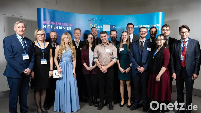 Die bundesbesten Azubis aus der Oberpfalz und dem Landkreis Kelheim mit Vertretern ihrer Ausbildungsbetriebe und Ralf Kohl, IHK-Bereichsleiter Berufliche Ausbildung (rechts), bei der Ehrung in Berlin. Bild: DIHK/Schicke/Plambeck/exb