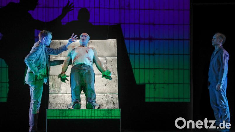 Wie viele Finger sind hier zu sehen? Ein Tipp: Es sind keine vier. Zumindest im Stück 1984 im Amberger Stadttheater. Bild: Wolfgang Steinbacher