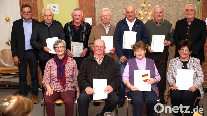 Die Urkunden, Ehrennadeln und Geschenke gab es für treue Mitglieder: (vorne von links) Vorsitzende Maria Frauenholz, Max Weichs, Erna Tretter und Monika Kraus, (hinten von links) Kreisfachberater Harald Schlöger, Alois König, Alois Schönfelder, Albert Melzner, Johann König, Alois Melzner und Zweiter Bürgermeister Josef Hecht. Bild: bkr