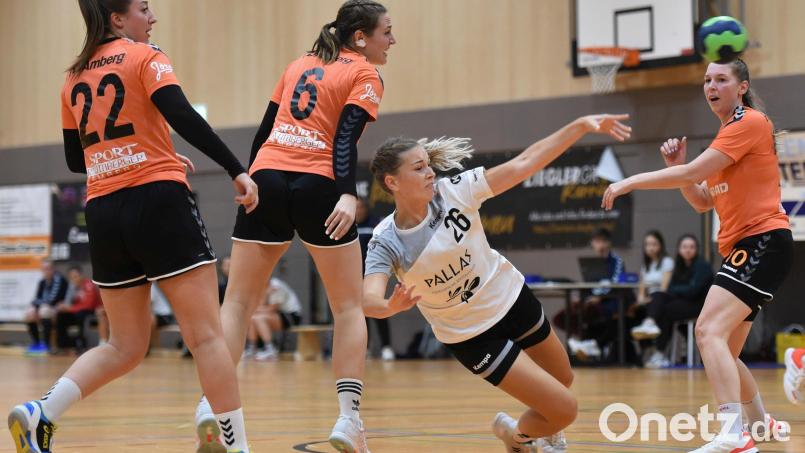 Die Handballerinnen des HC Weiden, hier im Spiel gegen Amberg, tragen ihre Partien in der Realschulturnhalle aus. Das kostet den Club künftig wesentlich mehr Geld. Archivbild: A. Schwarzmeier