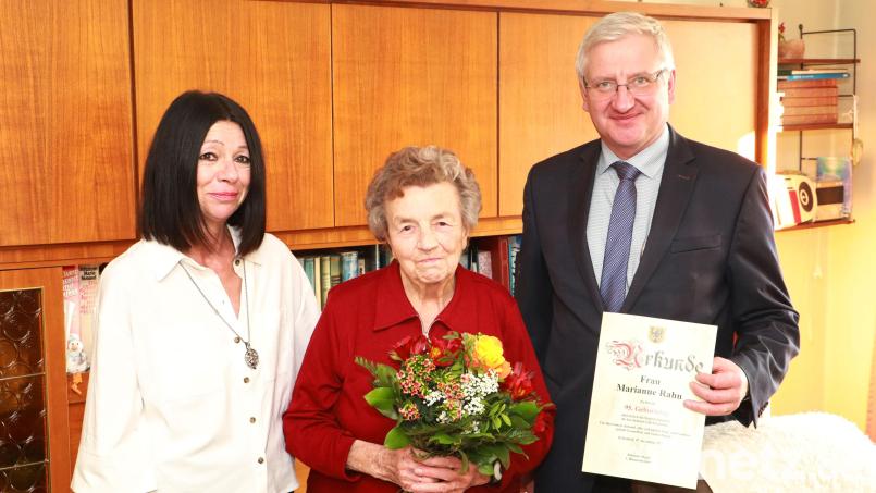 Bürgermeister Johannes Reger (rechst) gratulierte Marianne Rahn zum 95. Geburtstag. Zu den ersten Gratulanten gehörte auch Tochter Gerlinde. Bild: Jochen Neumann/exb