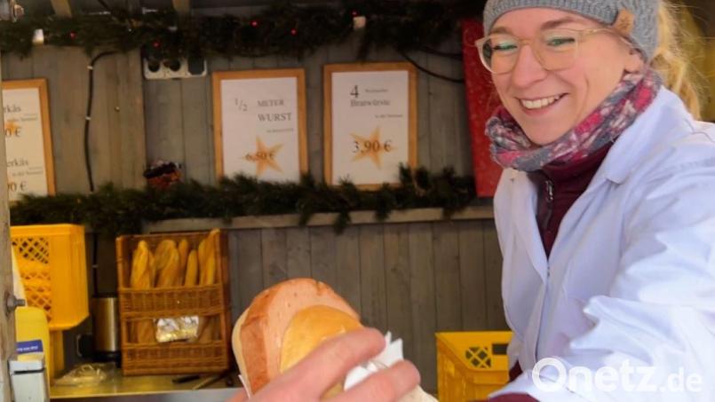 Auf dem Amberger Weihnachtsmarkt gibt es zum ersten Mal veganen Leberkäs. Verkauft wird der &quot;LeVerkäs&quot; am Stand von Franziska Kraus und ihrer Familie. Bild: Heike Unger