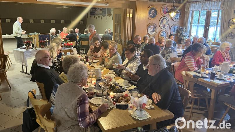 Das Schützenhaus war mit fast 75 Personen bei der Adventsfeier &quot;60+&quot; der Pfarreiengemeinschaft Neusorg-Pullenreuth fast voll besetzt. Bild: exa