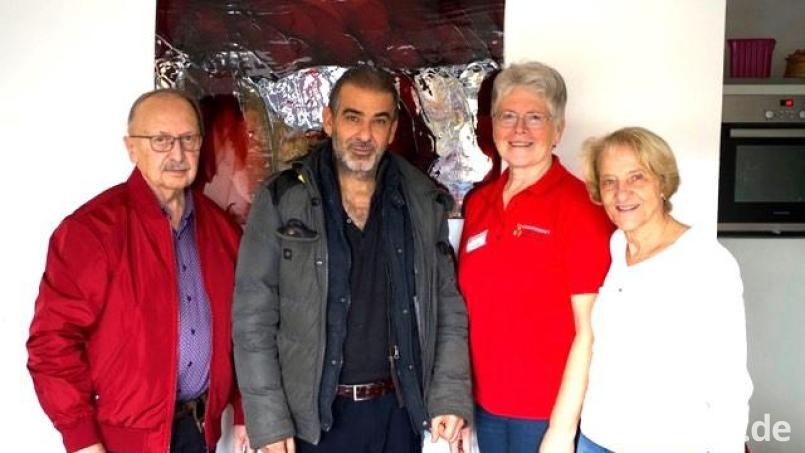 Dankbar nehmen Andreas Steinl (links), Gunda Hagn und Jutta Harbig (Dritte und Vierte von links) als Vertreter des Vereins der Kinderkrebshilfe die 500-Euro-Spende von Marco Cakmak entgegen. Bild: do