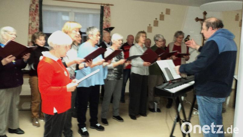 Der Gesang- und Musikverein Schwarzenfeld singt für die Bewohner des Seniorenheims am Miesberg Lieder passend zur Advent- und Weihnachtszeit. Bild: Kochherr/exb