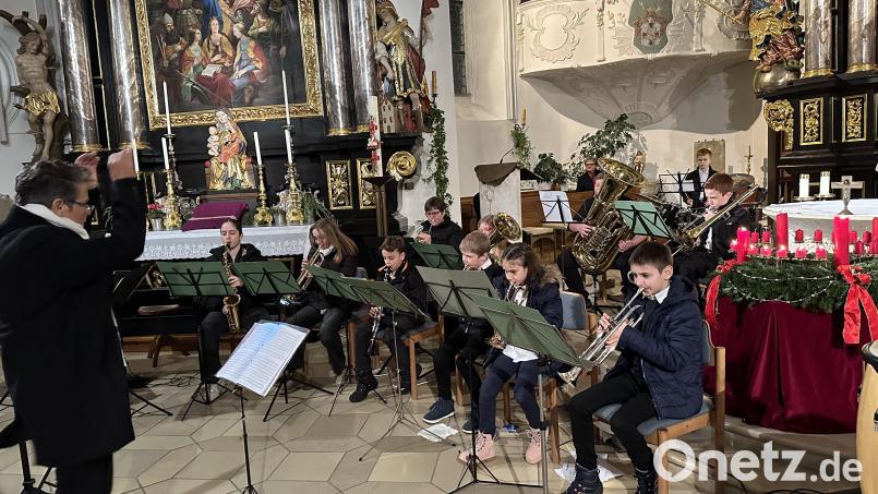 Das Nachwuchsblasorchester der Musikschule unter der Leitung von Ulli Dziwinski. Bild: dö
