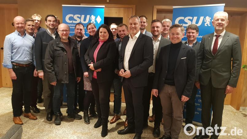 Bild zeigt den neu gewählten CSU Arbeitskreis Polizei und Innere Sicherheit Weiden/Tirschenreuth/Neustadt mit 1. Vizepräsidenten des Bayerischen Landtags Tobias Reiß, Landtagsabgeordneten Dr. Stephan Oetzinger, CSU Fraktionsvorsitzenden in Weiden, Dr. Benjamin Zeitler, Polizeipräsidenten Thomas Schöniger und neuen Regionalkreisvorsitzenden Jürgen Preisinger mit seinem neu gewählten Team. Bild: Jürgen Preisinger/exb