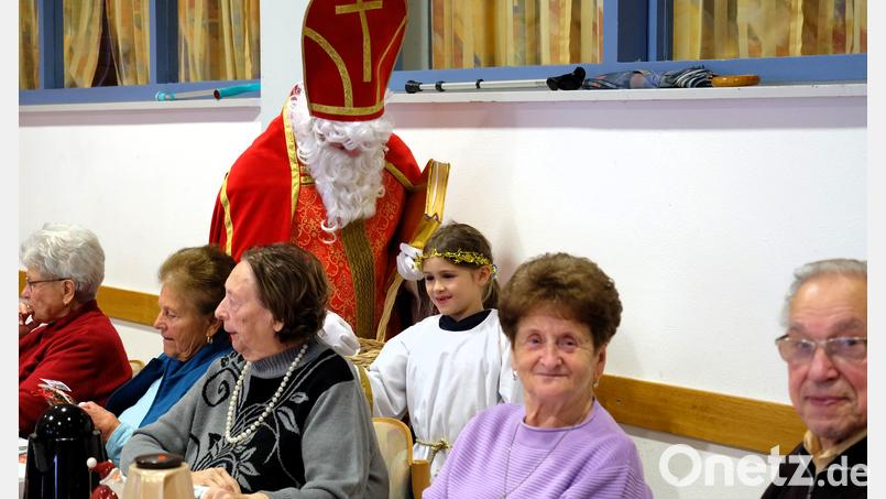 Ein Besuch des Nikolauses mit Unterstützung des Engelchens Lena machte den Etzenrichter Senioren Freude. Bild: wlr