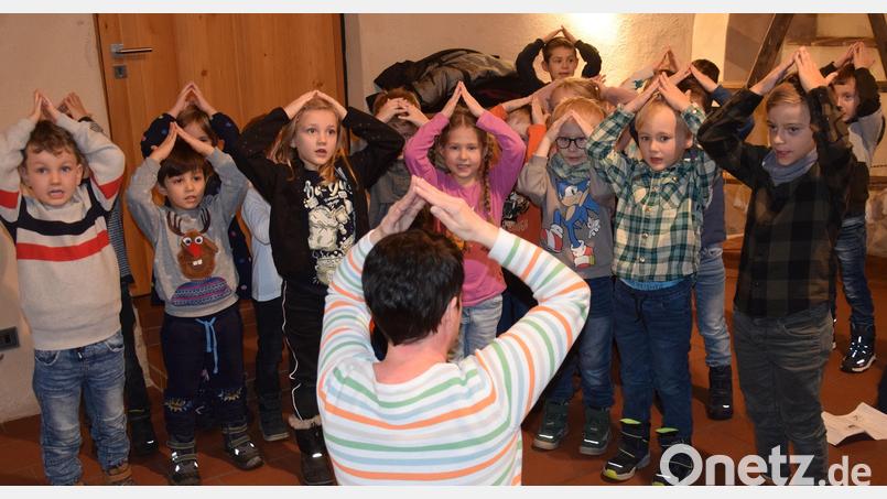 Viel Freude bereiten die Kindergartenkinder den vielen Gästen beim Seniorennachmittag im Schloss-Stadl mit ihrem Singspiel vom heiligen Nikolaus und seinem Haus. Bild: bö