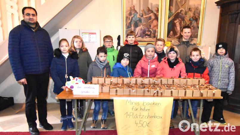 Die Minis der Pfarrei mit Oberministrantin Clara Riederer Freiin von Paar und Pfarrvikar Yeruva bei der Verkaufsaktion in der Pfarrkirche St. Vitus. Bild: no