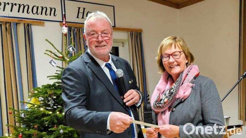 Rektorin Gabriela Bäumler freute sich über die Spende für die Ludwig-Meier-Grundschule, die sie durch Fritz Kick, den Vorsitzenden des Fischereivereins, entgegen nehmen durfte. Bild: wlr