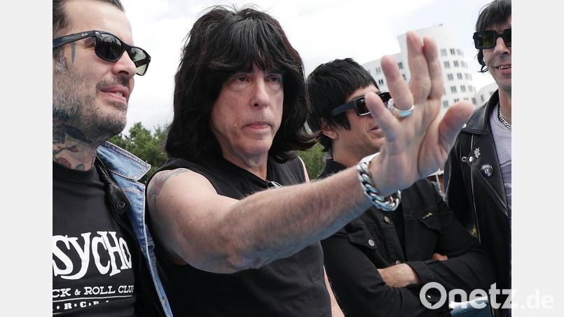 Ramones-Drummer Tommy Ramone ist mittlerweile tot. Sein Nachfolger in der legendären Punkrock-Band, Marky Ramone (Mitte), feierte 2022 seinen 65. Geburtstag. Ein 15 Jahre altes Ramones-Shirt bringt Autor Wolfgang Ruppert mit nun 30 Jahren zum Nachdenken. Bild: David Young