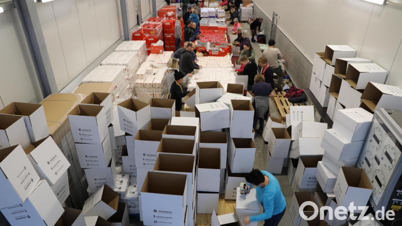 Über 30 Helfer packen bei der Firma Godelmann in Fensterbach 1500 Hilfspakete, die mit den Johanniter-Weihnachtstruckern nach Rumänien gebracht werden. Bild: Mathias Walk/exb