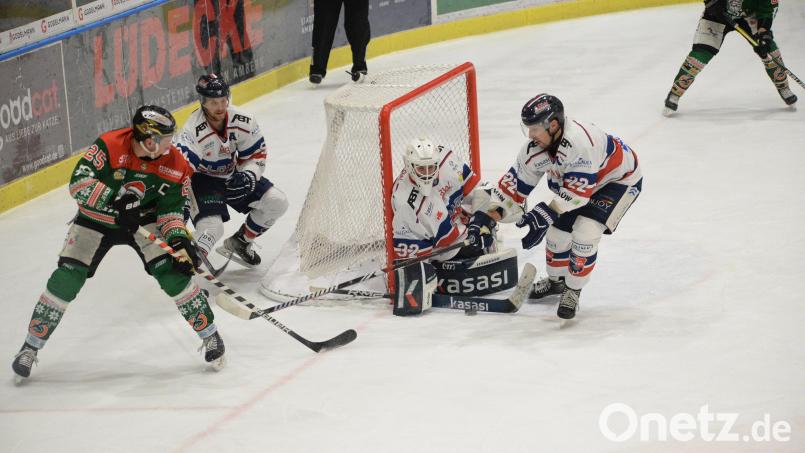 Der ERSC Amberg hatte in seinen Nikolaustrikots zuletzt den ESC Kempten zu Gast und gewann 3:1. Mit einem Sieg kann&#039;s auch in Ulm weitergehen. Bild: Andreas Brückmann