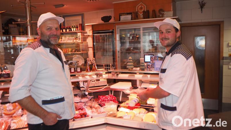 Josef (links) und Vinzenz Paulus erproben, wie Selbstbedienung bei den Kunden ankommt: In einem Teil der Theke ist vakuumierte Ware jetzt direkt für Kunden zugänglich. Ganz freiwillig ist dieser Versuch nicht, dahinter steht ein Personalmangel, der die ganze Branche trifft. Bild: bl