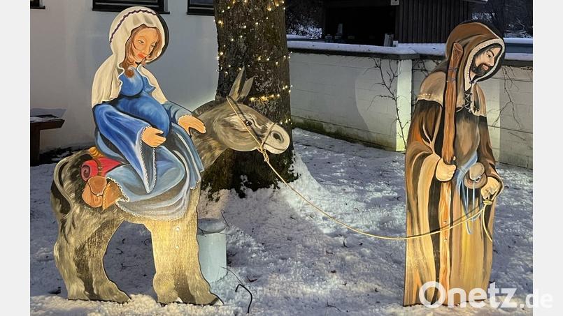 Die dritte Station des Ammerthaler Weihnachtsweges stellt Maria und Josef auf dem Weg zur Volkszählung nach Bethlehem dar. Bild: Doris Weiß/exb