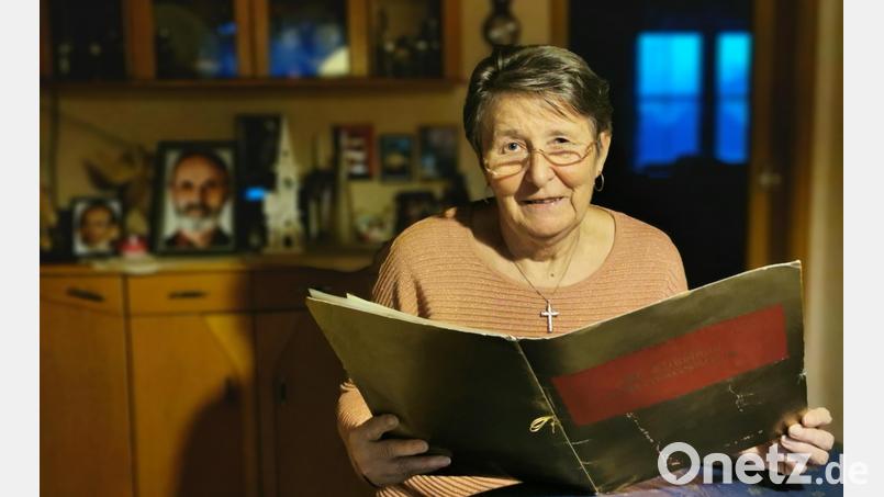 45 Jahre Nikolaus sind genug: Erika Hammerer aus Schönsee legt das Goldene Buch jetzt beiseite. Bild: Portner