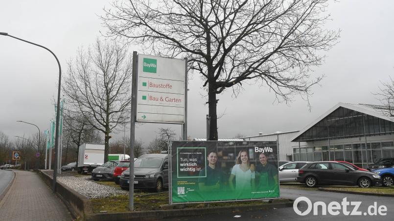 Die Schilder sind seit 2019 überholt. Damals schloss der Bau- und Gartenmarkt in der Unteren Bauscherstraße. Bild: Gabi Schönberger