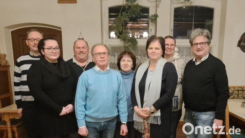 Die bisherigen Vorsitzenden Werner Walberer und Konrad Merkl (Vierter und Dritter von links) wünschen dem neuen Vorsitzenden Bernhard Stangl (rechts) viel Erfolg. Bild: Förderverein Grund- und Mittelschule