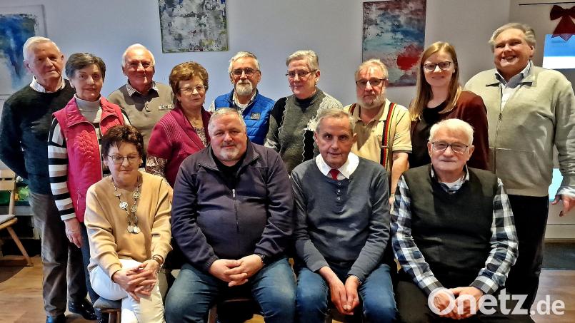 Neuwahlen stehen auf der Tagesordnung bei der Mitgliederversammlung des SPD Unterbezirks Weiden-Neustadt-Tirschenreuth. Mit dabei sind (vorne, sitzend, von links) Brigitte Scharf, Heinrich Rewitzer, Horst Fuchs, Erich Völkl sowie (dahinter) einige Beisitzer und Mitglieder des Ausschusses. Bild: R. Kreuzer