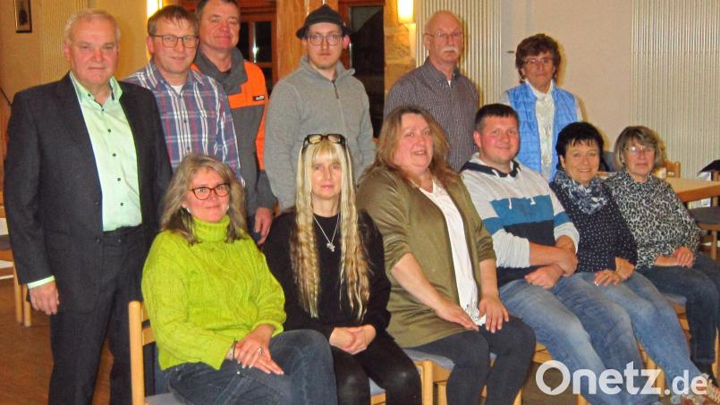 Vorsitzende Christina Kastner und ihr Stellvertreter Rene Dietrich (sitzend, Dritte und Vierter von links) stehen an der Spitze des Obst- und Gartenbauvereins. Die Wahlen leitete Bürgermeister Günter Kopp (links). Bild: Gemeinde Kulmain/exb