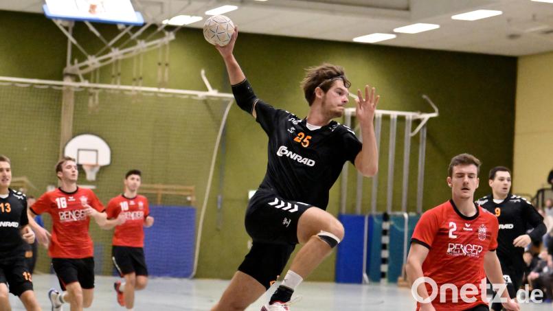 Leonhard Schatz ist stets einer der besten Werfer bei der HG Amberg. Trifft das auch für das Gastspiel in Weiden zu? Bild: Hubert Ziegler