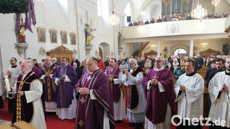 Pater Alban Siegling (links) erneuert sein Professversprechen inmitten seiner Mitbrüder auf dem Miesberg in Schwarzenfeld. Bild: mab