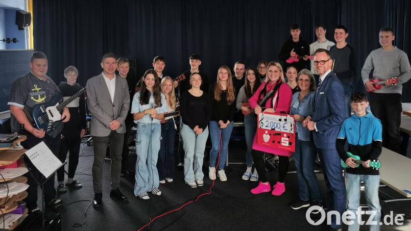 Vorgezogenes Weihnachtsgeschenk für die Schulband der Mittelschule Kümmersbruck (Erwachsene von links): Schulleiter Florian Fuchs , Christine Schmeiler, Doris Haslbeck und Vorstandsvorsitzender Thomas Pickel von der der Sparkasse Amberg-Sulzbach. Bild: pop
