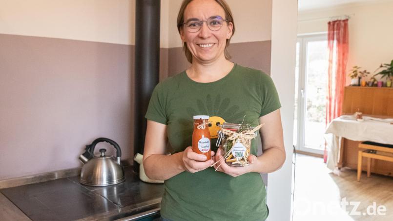 Maria Müller aus Pechbrunn im Landkreis Tirschenreuth ist Fachberaterin für die Selbstversorgung mit essbaren Wildpflanzen. Sie teilt Ideen für weihnachtliche Geschenke aus Wildkräutern, darunter selbst gemachtes &quot;Verwildertes Glühweingewürz&quot; und Hagebuttenketchup. Bild: Susanne Forster