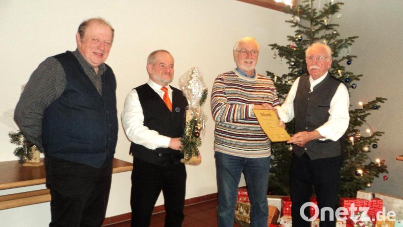 Chorleiter Michael Koch (links) und Peter Pichl sowie Siegmund Kochherr (rechts) danken Erwin Oppelt (Zweiter von rechts) namens des Vereins für seine langjährige Mitgliedschaft. Bild: Kochherr/exb
