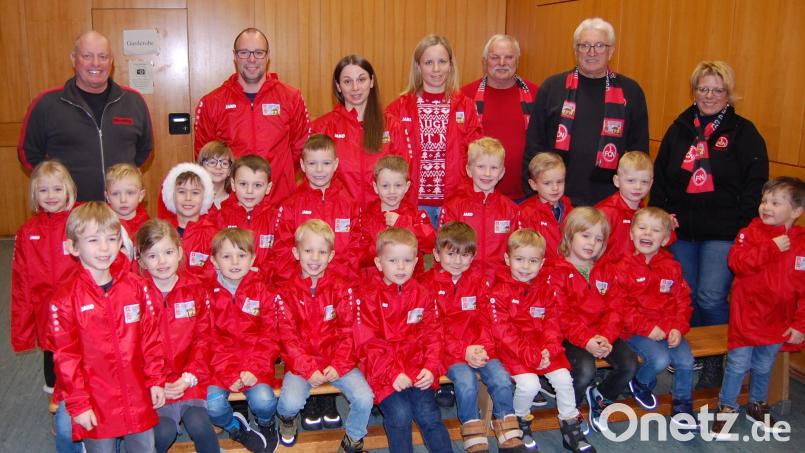 Riesige Freude herrschte bei den Bambini-Fußballern der DJK Irchenrieth, als der örtliche FCN-Fanclub 30 Regenjacken im Wert von über 1200 Euro an die Kleinsten im Verein und an das Betreuerteam überreichte. Bild: grm