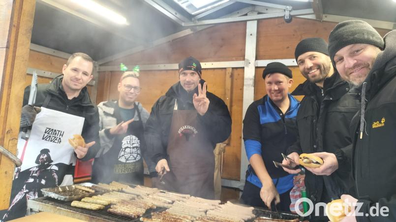 Das „Grillteam“ bestehend aus Dozenten und Verwaltungsangestellten der HföD. Bild: Anja Meißner-Kazoglou/exb