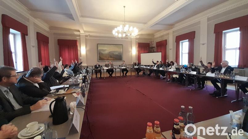 Die Bezirksräte stimmen ab. Am Donnerstag wurde der Haushaltsplan für 2024 verabschiedet - mit einer erhöhten Bezirksumlage. Bild: Burkhard von Grafenstein