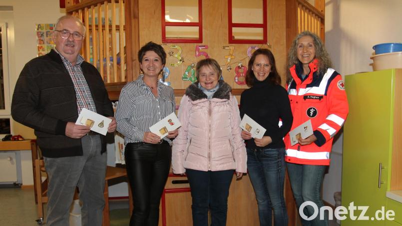 Rita Bock (Mitte) freut sich mit den glücklichen Spendenempfängern Andrea Hughes, Anja Thalhauser, Tanja Zwack und Herbert Putzer (von rechts). Bild: pi